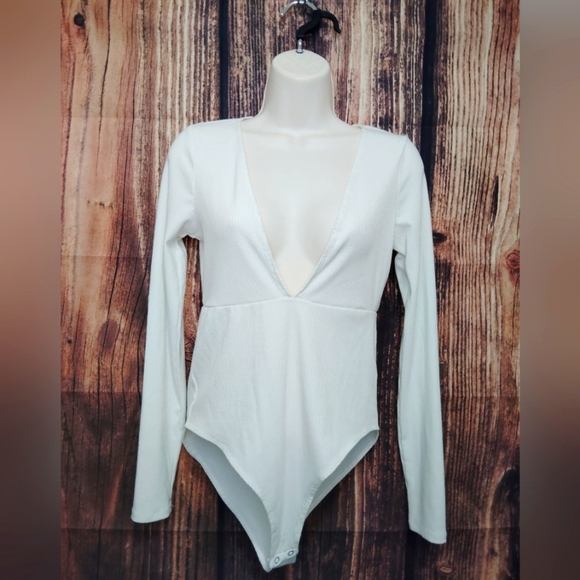 Forever 21 v-cut women's white bodysuit size Medium - Picture 1 of 5